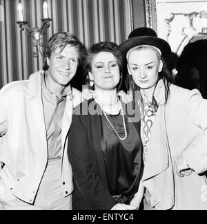 Rock et Pop britannique award au London's Lyceum Ballroom. Chanteur du groupe Culture Club Boy George (à droite) célèbre après avoir remporté le Prix des lecteurs du Daily Mirror pour la musique exceptionnelle personnalité avec Alison Moyet du duo pop Yazoo (centre), qui a remporté le prix de Meilleure chanteuse et Simon Le Bon de Duran Duran qui ont pris le meilleur chanteur masculin prix. 9 février 1983. Banque D'Images