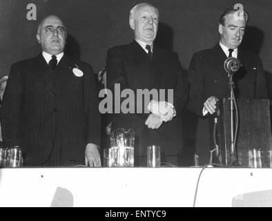 1954 Conférence du parti conservateur à Blackpool de gauche à droite Secrétaire Accueil Sir David Maxwell Fyffe, Seigneur Wooton inscrivez-vous en chantant ' pour qu'il est un fellow jolly' pour Anthony Eden (à droite) le 11 octobre 1954 Banque D'Images