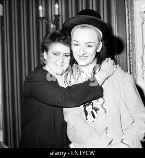 Rock et Pop britannique award au London's Lyceum Ballroom. Chanteur du groupe Culture Club Boy George (à droite) célèbre après avoir remporté le Prix des lecteurs du Daily Mirror pour la musique exceptionnelle personnalité avec Alison Moyet du duo pop Yazoo, qui a remporté le prix de Meilleure chanteuse. 9 février 1983. Banque D'Images