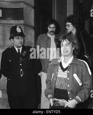 Mick Jagger des Rolling Stones laissant court de Londres après qu'il a admis la possession d'héroïne et de cannabis avec Keith Richards, octobre 1973 73-8511-001 Banque D'Images