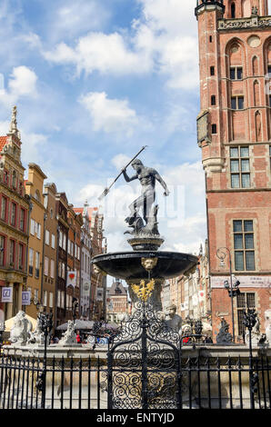 Fontaine de Neptune (1633) statue en bronze sur Dluga Targ (Long Market Street, La Voie Royale) symbole de la vieille ville de Gdansk Pologne Banque D'Images