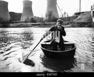 Eustace Rogers appuie coracles mais la demande de cette ancienne forme de transport a diminué au cours des quelques centaines d'années. Alors 52 ans Eustace - le dernier de son genre en Angleterre - a basculé de l'ancien au tout nouveau et pris un emploi à l'immense centrale électrique à Ironbridge, dans le Shropshire. Il travaille, bien sûr, par trois milles - coracle sur la rivière sept. Son reflet idéal pour les pauses déjeuner et il n'y a pas pas de problèmes de parking non plus. Mars 1967 Banque D'Images