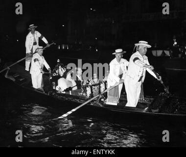 La Reine et le duc d'Édimbourg à Venise sur une gondole. 8 mai 1961. Banque D'Images