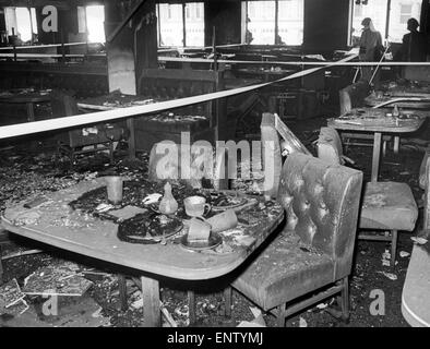 Matin après un incendie a ravagé en magasin Woolworths departent central Manchester le mardi 8 mai 1979. Le magasin Woolworths était la plus importante en Europe, avec 6 étages et deux niveaux de sous-sol. L'incendie, qui a débuté au deuxième étage ameublement ministère, a tué neuf shoppers et un membre du personnel. On croit que l'incendie a été commencé par un câble électrique endommagé, qui a empilé de meubles en face d'elle. Banque D'Images