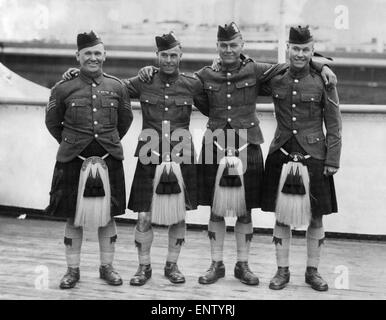 Armée : membres du Black Watch portant le kilt et jaquettes. 18 Mars 1938 Banque D'Images