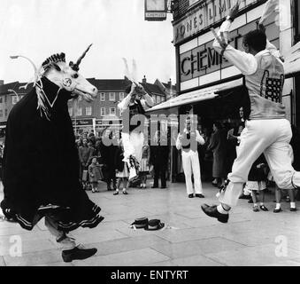 Le Westminster Morris men effectuant leur danse, pas sur la place du village mais dans un centre commercial en banlieue. 20 Juin 1955 Banque D'Images