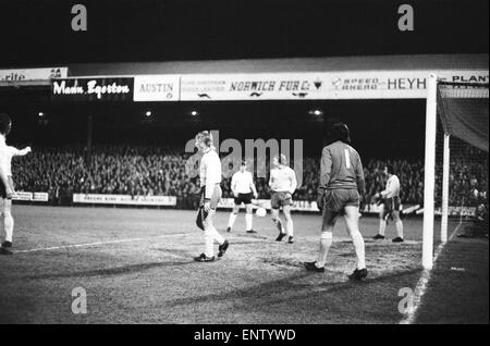 De l'Action 1974 demi-finale de Coupe de Ligue. Wolverhampton Wanderers 1-1 Norwich City 1974 demi-finale de Coupe de Ligue de 1ère manche 23/01/1974 Banque D'Images