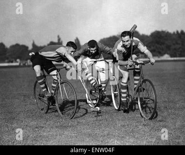 Trois boursiers Cycle polo jeu qui a été inventé dans le comté de Wicklow, Irlande, en 1891 par l'ancien coureur cycliste, Richard J. Mecredy. Le sport est similaire à celle des polo, sauf que les vélos sont utilisés au lieu de chevaux. 13 Juin 1937 Banque D'Images