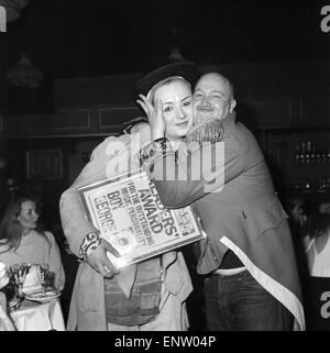 Rock et Pop britannique award au London's Lyceum Ballroom. Chanteur du groupe Culture Club Boy George célèbre après avoir remporté le Prix des lecteurs du Daily Mirror pour la musique exceptionnelle personnalité. 9 février 1983. Banque D'Images