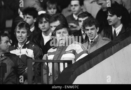 Manager de Manchester United Alex Ferguson photographié lors de sa victoire 2-0 du côté sur Leicester City dans la ligue Division One match à Old Trafford. 20 décembre 1986. Banque D'Images