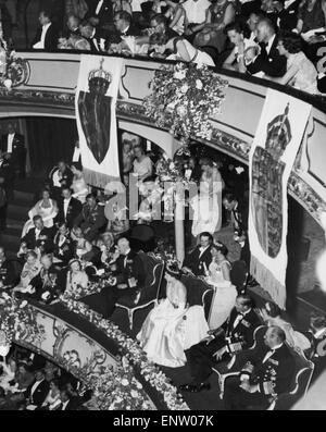 La Reine et le duc d'Édimbourg au Théâtre national d'Oslo avec le roi Haakon de Norvège. 27 juin 1955. Banque D'Images