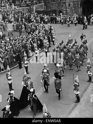 La Reine et le duc d'Édimbourg avec la Princesse Margaret et de la Reine Mère qui fréquentent le service d'installation de l'ordre de la jarretière à St George's chapel, le château de Windsor. 18 juin 1956. Banque D'Images