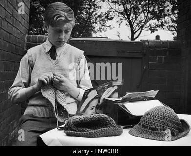 Individualitist Billie Selwood, un écolier de 12 ans ne sera pas passer ses vacances d'été à l'une des professions de gamin habituel. Il n'aime pas le football ou le cricket mais est une main à dab travail artisanal. Billie qui vit dans le Yorkshire Wath a gagné beaucoup d'argent de poche qui vient dans son passe-temps utile au moment de Noël. Notre photo montre : Billie au travail sur l'une de ses montres d'une demi-heure dans la cour arrière de sa maison. Banque D'Images