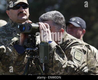 Kiev, Ukraine. Le 11 mai, 2015. Le président ukrainien Porochenko lors de la visite d'un terrain d'entraînement militaire ''esna'', où il a pris connaissance avec les échantillons de la dernière arme antichar développé par l'entreprise ''Ukroboronprom'' et regarda son test, dans la région de Kiev, Ukraine, le 11 mai, 2015. Le président a déclaré qu'une éventuelle attaque du réservoir est le plus dangereux. Crédit : Serg Glovny/ZUMA/ZUMAPRESS.com/Alamy fil Live News Banque D'Images