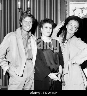 Rock et Pop britannique award au London's Lyceum Ballroom. Chanteur du groupe Culture Club Boy George (à droite) célèbre après avoir remporté le Prix des lecteurs du Daily Mirror pour la musique exceptionnelle personnalité avec Alison Moyet du duo pop Yazoo (centre), qui a remporté le prix de Meilleure chanteuse et Simon Le Bon de Duran Duran qui ont pris le meilleur chanteur masculin prix. 9 février 1983. Banque D'Images