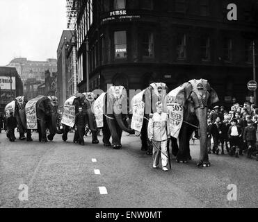 Bertram Mills circus éléphants arrivent à Manchester. Les six Bertram Mills circus elephants, portant des slogans de la sécurité routière, de la gare centrale de laisser sur la route de Platt, où le cirque est en cours pour la semaine. Septembre 1952 Banque D'Images