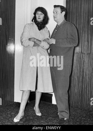 Shelagh Delaney dramaturge né de Salford, photographié à l'hôtel Queens avec Wolf Mankowitz avant sa nouvelle pièce "Le Lion amoureux" ouverture au Palace Theatre, Manchester. Septembre 1960. Banque D'Images