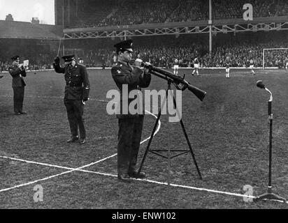 Avant le début du jeu la foule au terrain de football de Leicester City ont été divertis par les régiments de Leicester Royal Band. Le haut, c'était le Cor du galop joué par les musiciens Martin sur une proie. 15 Décembre 1963 Banque D'Images