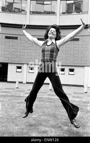 Elisabeth Sladen dans la cour de BBC Television Centre après qu'il a été annoncé qu'elle jouera à Sarah Jane Smith, un jeune journaliste sur un magazine féminin qui devient l'assistant du médecin dans la nouvelle série Doctor Who. 26 juin 1973. Banque D'Images