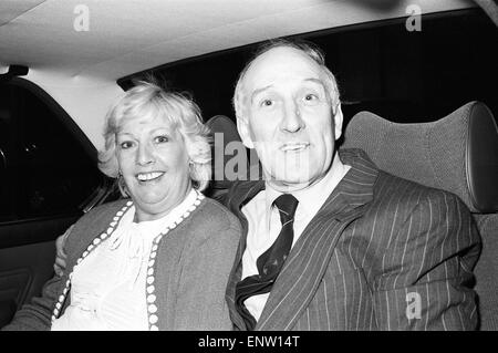 Thomas Wisbey et femme, mars 1982. Thomas Wisbey et femme Rennee, laissant la photo Old Bailey à Londres, mars 1982. Le Grand Train Robber marchait à la liberté après avoir été condamné à une amende de £500 pour sa part dans un autre train de la criminalité. En 1965, il a été emprisonné pendant 30 ans pour son rôle dans le grand raid 2 750 000 €. Mais le juge a dit à Wisbey Old Bailey, qui a été libéré en 1976, que sa dernière infraction, la manipulation des chèques de voyage volés dans les trains de messagerie par un gang, n'était "pas des plus graves'. Banque D'Images