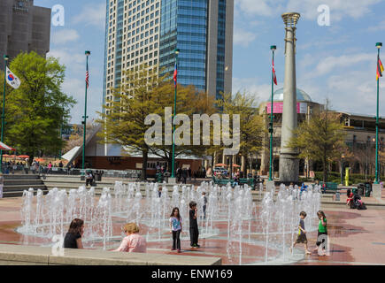 Tandis que les mères watch, pour les enfants jouer dans les fontaines du Centennial Olympic Park, Atlanta, Georgia, USA Banque D'Images