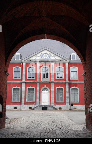 Bâtiment principal de l'Abbaye de Stavelot vu à travers un passage voûté. L'Abbaye des Princes-Évêques de Stavelot, Belgique. Banque D'Images