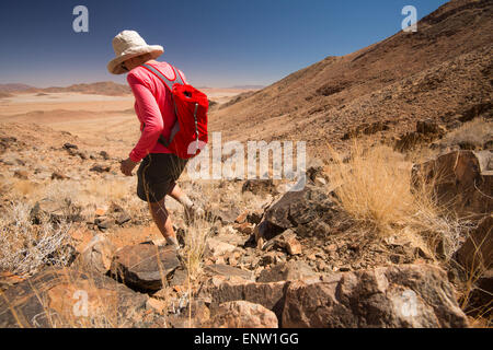 L'Afrique, la Namibie. Tok Tokkie Trails. Femme ordre décroissant des roches. Banque D'Images