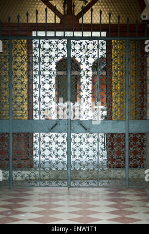 La belle porte en fer forgé à l'entrée d'un bâtiment Banque D'Images