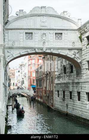 Gondoles passant sous le pont des soupirs (Ponte dei Sospiri) à Venise, Italie Banque D'Images