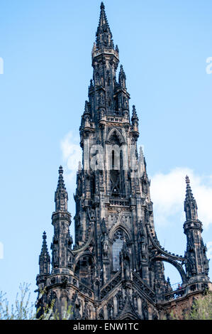 Vue sur le Scott Monument situé sur une journée ensoleillée de Princes Street Gardens - Édimbourg, Écosse Banque D'Images