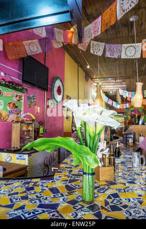 L'intérieur coloré de restaurant fast food mexicain avec verre de zantedeschias gracieux sur le carrelage multicolore bar comptoir Banque D'Images