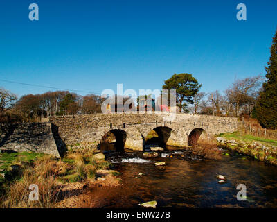 Le tracteur sur un pont au-dessus de granit à l'Est de la rivière Dart à Dartmoor Banque D'Images