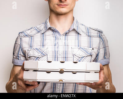 Livraison de pizza courier en shirt tenant deux boîtes à pizza Banque D'Images