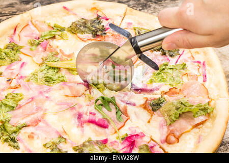 Pizza coupe sur cuisine. Close up Image arrière-plan de restauration rapide Banque D'Images