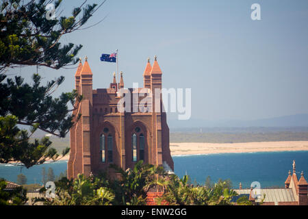 La Cathédrale Christ Church Newcastle NSW Australie Nouvelle Galles du Sud avec l'océan Pacifique et la plage de Stockton Bight à distance Banque D'Images