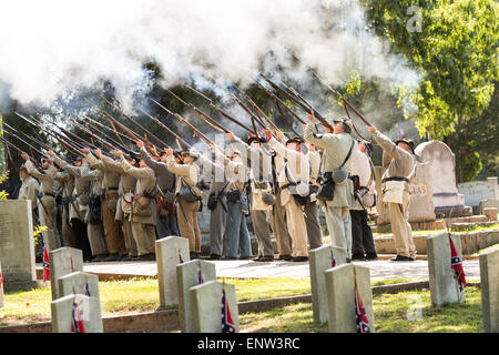 La guerre civile de reconstitution historique en costumes fire leurs fusils en l'honneur au cours d'un service au cimetière Elmwood à mark Confederate Memorial Day le 2 mai 2015 à Columbia, SC. Confederate Memorial Day est un fonctionnaire de l'état de la Caroline du Sud et rend hommage à ceux qui ont servi pendant la guerre civile. Banque D'Images