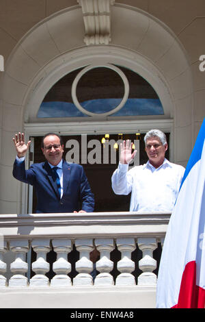 La Havane, Cuba. Le 11 mai, 2015. Le Président français François Hollande (G) et le Vice-président cubain Miguel Diaz-Canel assister à la cérémonie d'inauguration d'un nouveau siège de l'Alliance française de La Havane, capitale de Cuba, le 11 mai 2015. Credit : Liu Bin/Xinhua/Alamy Live News Banque D'Images