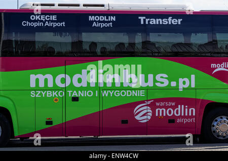 Navette de bus en face de l'aéroport de Modlin Varsovie, Pologne Banque D'Images