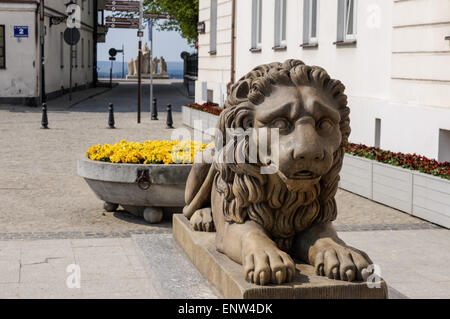 Sculpture en pierre d'un lion à l'entrée de l'Hôtel de Ville à Plock Pologne Banque D'Images