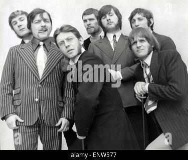 Nouvelle bande de vaudeville UK pop Group en 1967. De gauche à droite : Stanley Wood, Robert Kerr, Chris Eedy, Charles 'Cacher', Mick Wilsher, Alan 'Tristan' Klein, Henri Harrison. Photo Tony Gale Banque D'Images