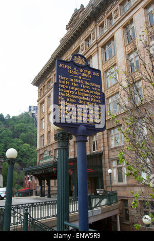 Pittsburgh, PA, USA - 5 mai 2015 : Plaque à John A. Roebling le long de front de mer. Banque D'Images