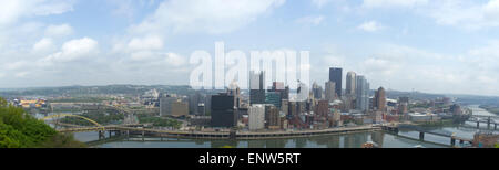 Pittsburgh, PA, USA - 5 mai 2015 : points de vue de Point Park et Pittsburgh skyline le long de la rivière Monongahela de Mt. W Banque D'Images