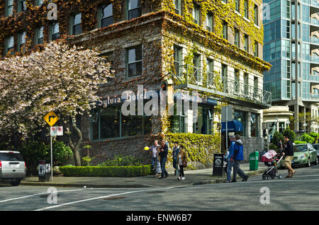 Bâtiment de l'hôtel Sylvia historique dans le West End de Vancouver au printemps. Sur Beach Avenue, dans le quartier de English Bay. Banque D'Images