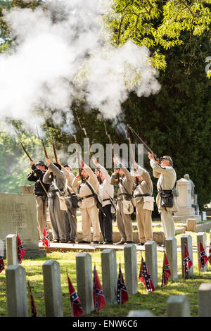 La guerre civile de reconstitution historique en costumes fire leurs fusils en l'honneur au cours d'un service au cimetière Elmwood à mark Confederate Memorial Day le 2 mai 2015 à Columbia, SC. Confederate Memorial Day est un fonctionnaire de l'état de la Caroline du Sud et rend hommage à ceux qui ont servi pendant la guerre civile. Banque D'Images