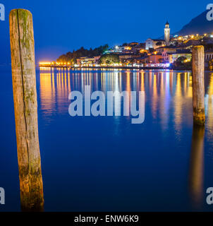 Le lac de Garde, de la ville de Limone sul Garda (Lombardie, Italie) à l'heure bleue Banque D'Images