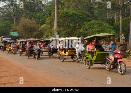 Trafic tuk tuk à Angkor Wat à Siem Reap, Cambodge Banque D'Images