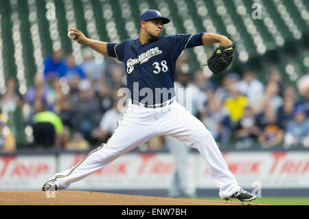 Milwaukee, WI, USA. Le 11 mai, 2015. Le lanceur partant des Milwaukee Brewers Wily Peralta # 38 offre un lancer au cours de la partie de baseball de ligue majeure entre les Milwaukee Brewers et les White Sox de Chicago au Miller Park de Milwaukee, WI. John Fisher/CSM/Alamy Live News Banque D'Images