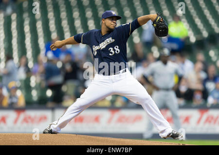 Milwaukee, WI, USA. Le 11 mai, 2015. Le lanceur partant des Milwaukee Brewers Wily Peralta # 38 offre un lancer au cours de la partie de baseball de ligue majeure entre les Milwaukee Brewers et les White Sox de Chicago au Miller Park de Milwaukee, WI. John Fisher/CSM/Alamy Live News Banque D'Images