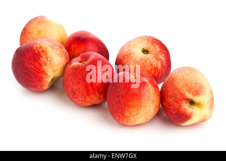 Tout groupe de nectarines blanches non coupée sur fond blanc Banque D'Images