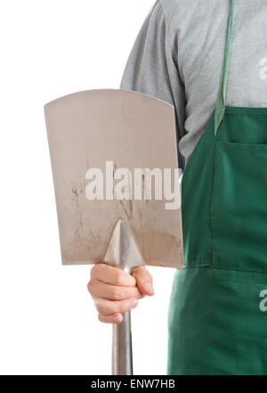 Homme avec un tablier de jardinage vert holding spade isolé sur fond blanc Banque D'Images